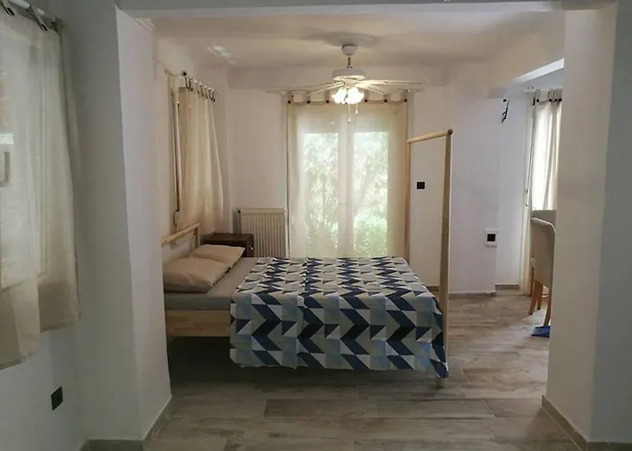 Center Apartment With Private Yard D11
