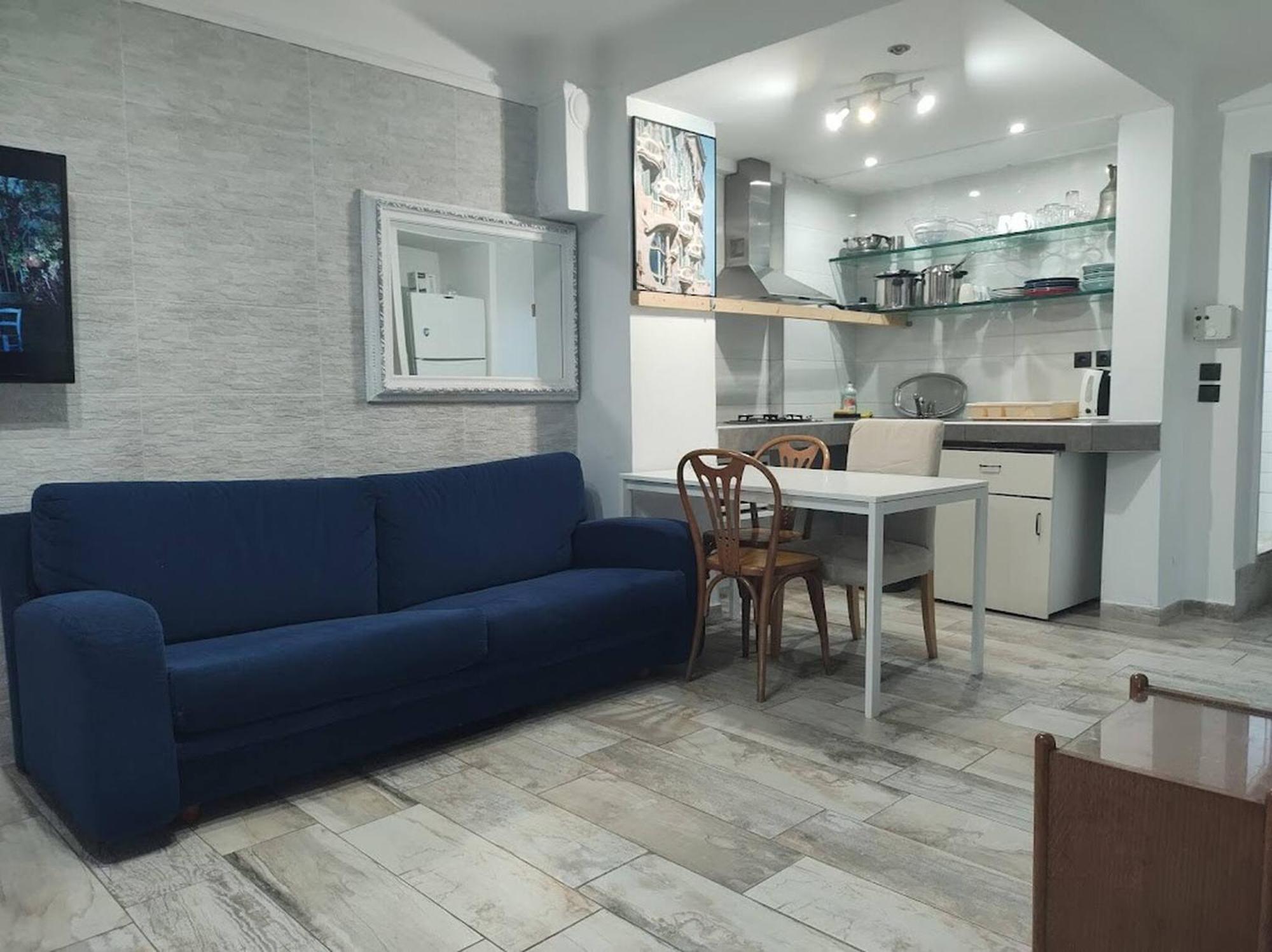 Center With Private Yard D11 Apartment *